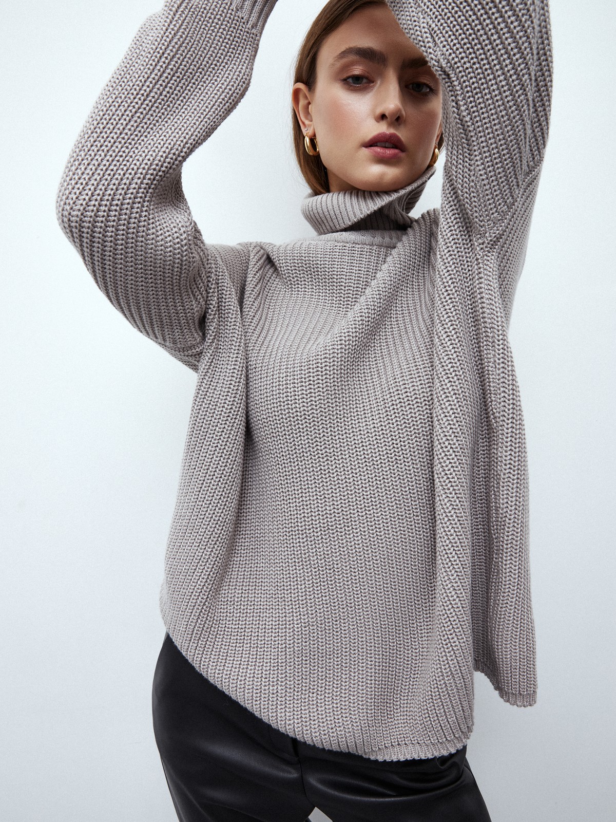 Хлопковый джемпер с высоким горлом, цвет: серо-бежевый Allweneed Оверсайз джемпер из хлопкового трикотажа оформлен объемными приспущенными рукавами и высокой горловиной-стойкой. Ребристая отделка в рубчик.
На модели размер ONE SIZE