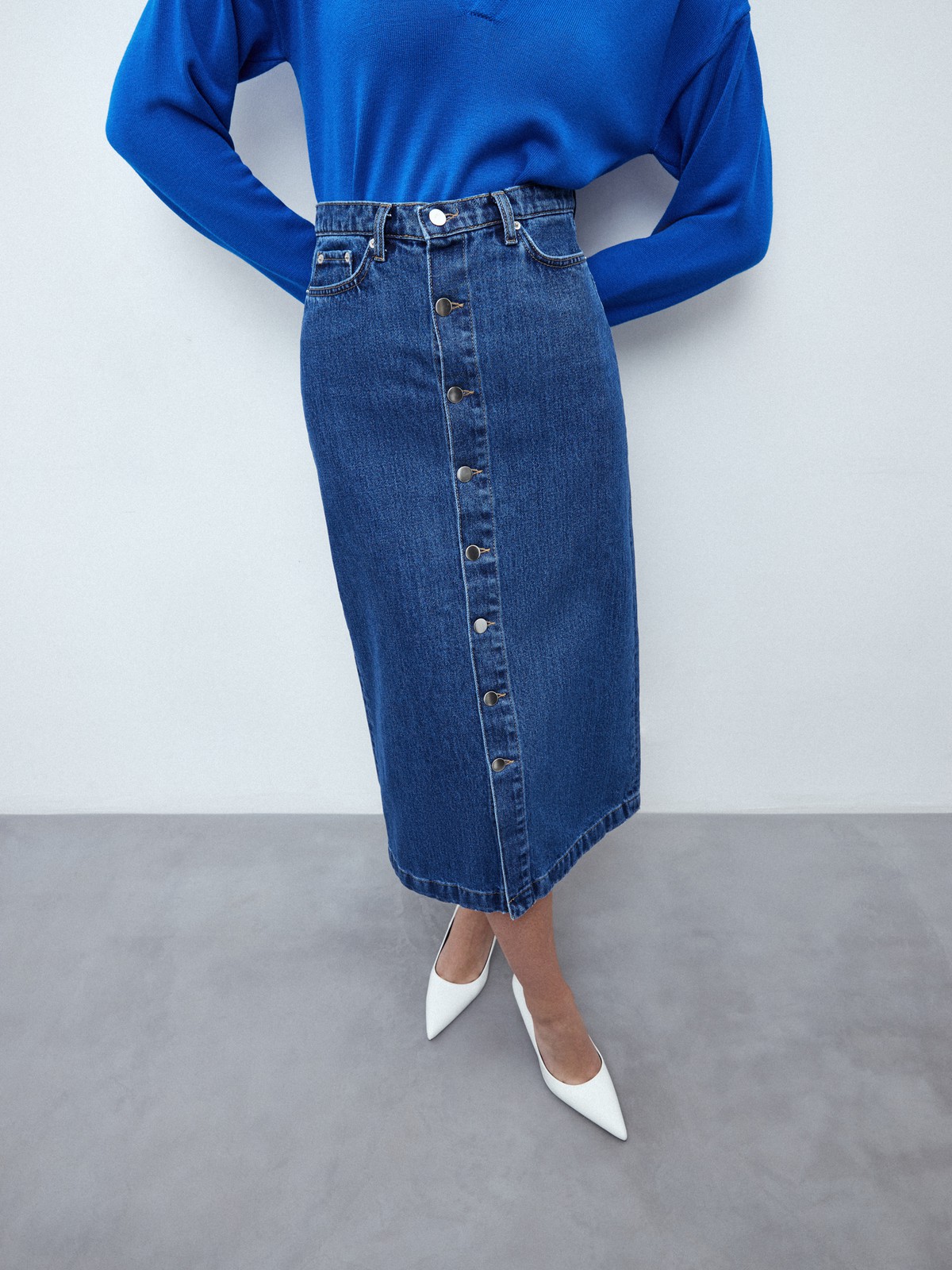 Джинсовая юбка миди, цвет: синий Allweneed
Юбка миди из денима с высокой посадкой. Прямой силуэт и застежка с пуговицами, чтобы играть с длиной. Пять карманов. Носите эту модель в разное время года: зимой с боди и водолазками, а летом с футболкой и топом.
На модели размер XS