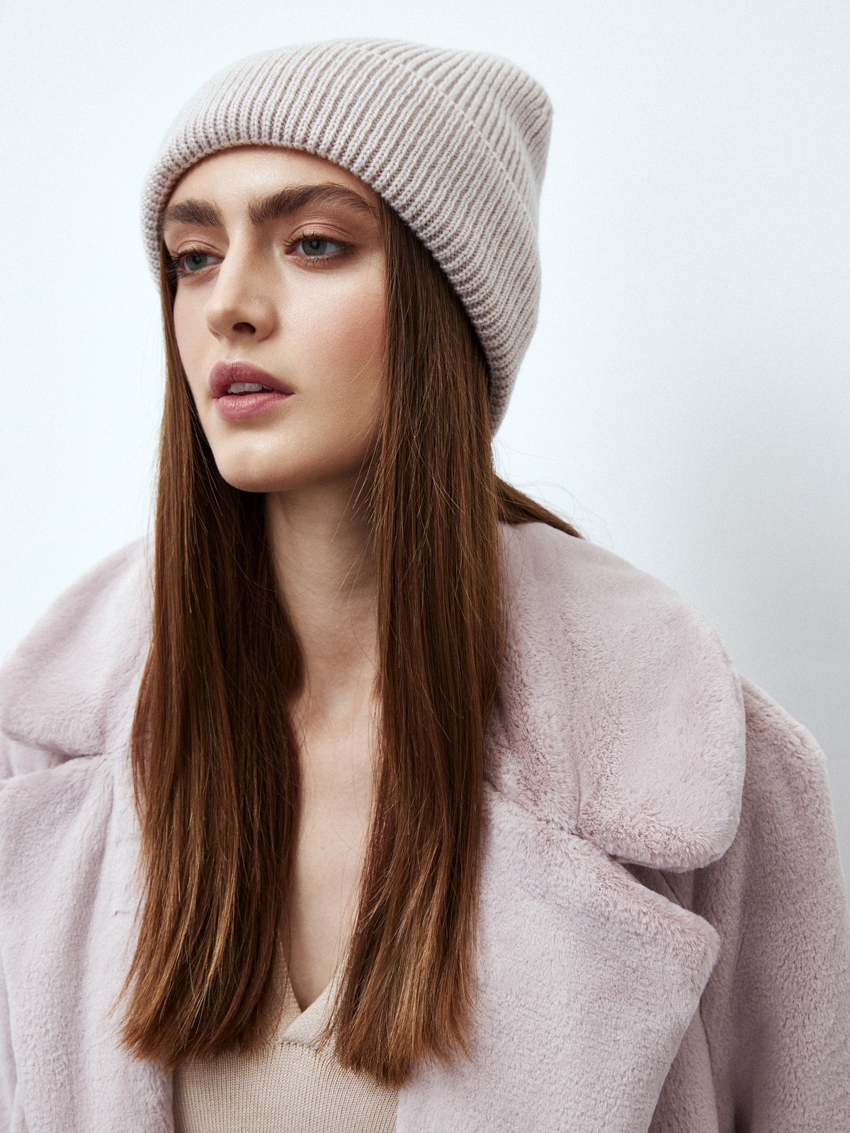 


Шапка бини из вязаного трикотажа с декоративным отворотом. Благодаря 80% шерсти в составе отлично согревает и сохраняет тепло.

