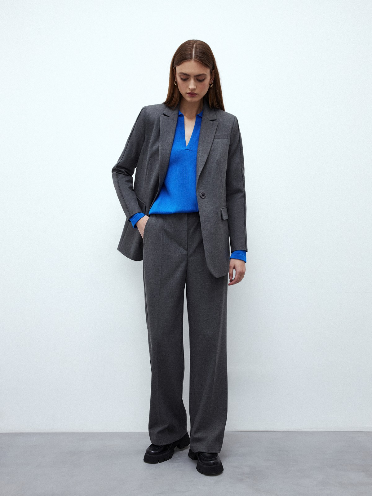 Прямые брюки с кантиком, цвет: Темно-графитовый Allweneed
Широкие брюки из костюмной ткани, полной длины, с кантиком в боковом шве. Посадка на уровне талии для гармоничных пропорций. Два кармана по бокам. Мы сочетаем модель с однобортным жакетом из коллекции или носим с любым верхом: топом, топом-бандо или рубашкой. Наш любимый весенний оттенок лавандовый.
На модели размер XS