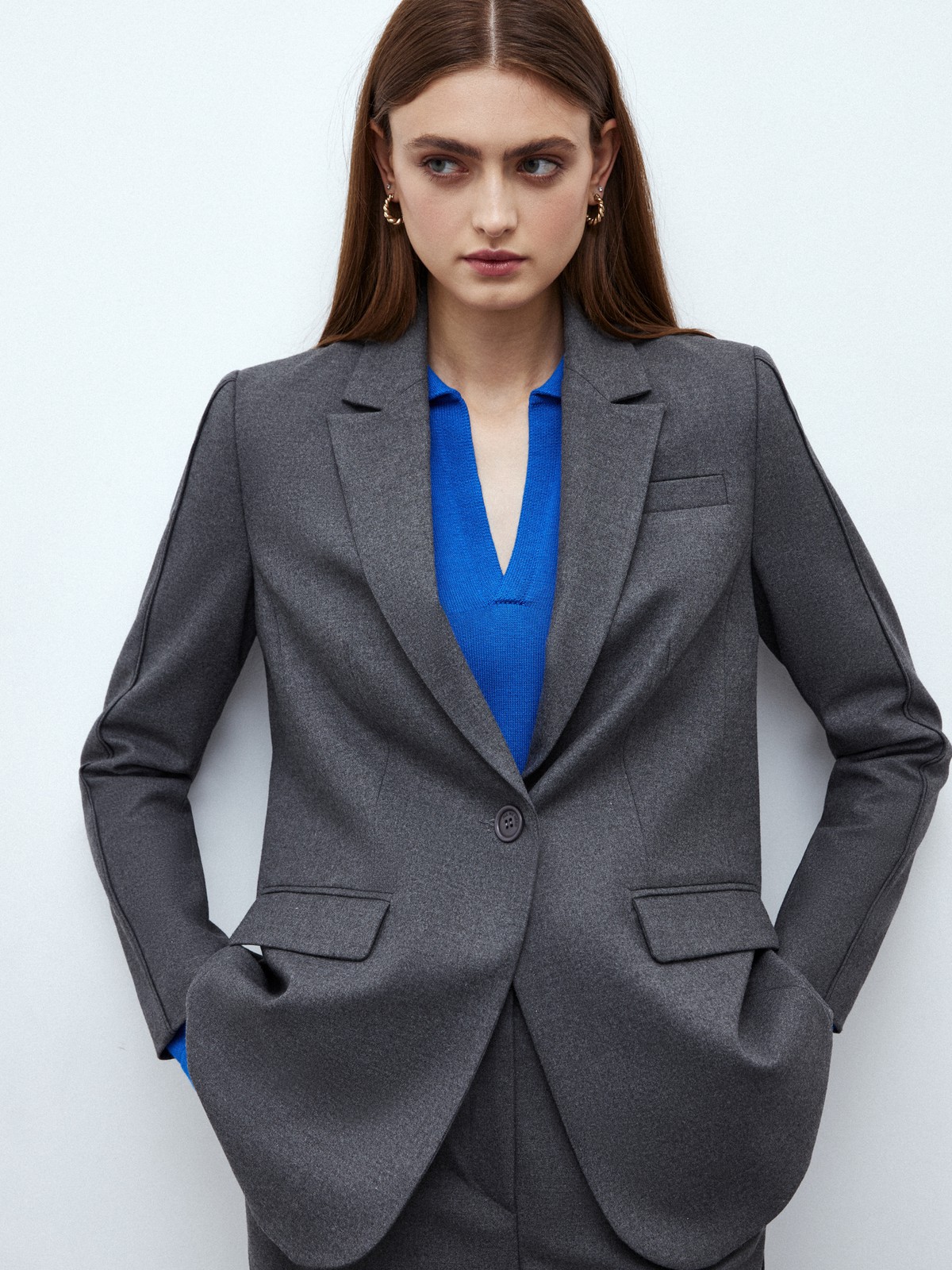 Однобортный жакет с кантиком, цвет: Темно-графитовый Allweneed
Однобортный прямой жакет модель, которая будет популярна во все времена. Костюмная ткань с мягким переплетением волокон. Слегка свободная посадка. Застежка на одну пуговицу, декоративный карман и два рабочих кармана с клапанами, чтобы убрать помаду или телефон. Шлица на спинке для комфорта в движении. Состав изделия отличается по цветам. Обратите внимание на наш весенний фаворит модель цвета лаванды. Носите с брюками из новой коллекции.
На модели размер XS