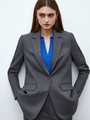 Однобортный жакет с кантиком, цвет: Темно-графитовый Allweneed
Однобортный прямой жакет модель, которая будет популярна во все времена. Костюмная ткань с мягким переплетением волокон. Слегка свободная посадка. Застежка на одну пуговицу, декоративный карман и два рабочих кармана с клапанами, чтобы убрать помаду или телефон. Шлица на спинке для комфорта в движении. Состав изделия отличается по цветам. Обратите внимание на наш весенний фаворит модель цвета лаванды. Носите с брюками из новой коллекции.
На модели размер XS
