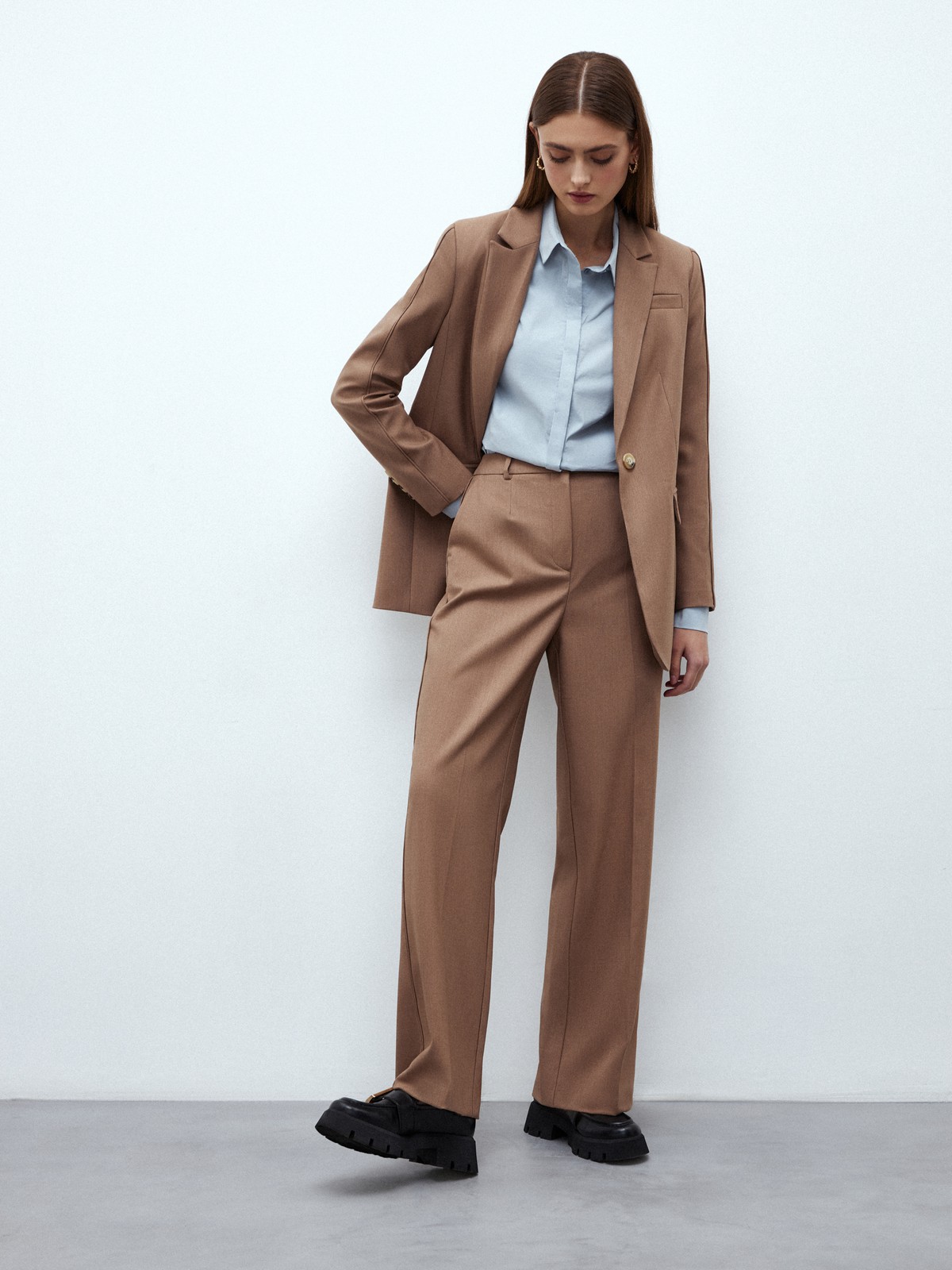 Прямые брюки с кантиком, цвет: кэмел Allweneed
Широкие брюки из костюмной ткани, полной длины, с кантиком в боковом шве. Посадка на уровне талии для гармоничных пропорций. Два кармана по бокам. Мы сочетаем модель с однобортным жакетом из коллекции или носим с любым верхом: топом, топом-бандо или рубашкой. Наш любимый весенний оттенок лавандовый.
На модели размер XS