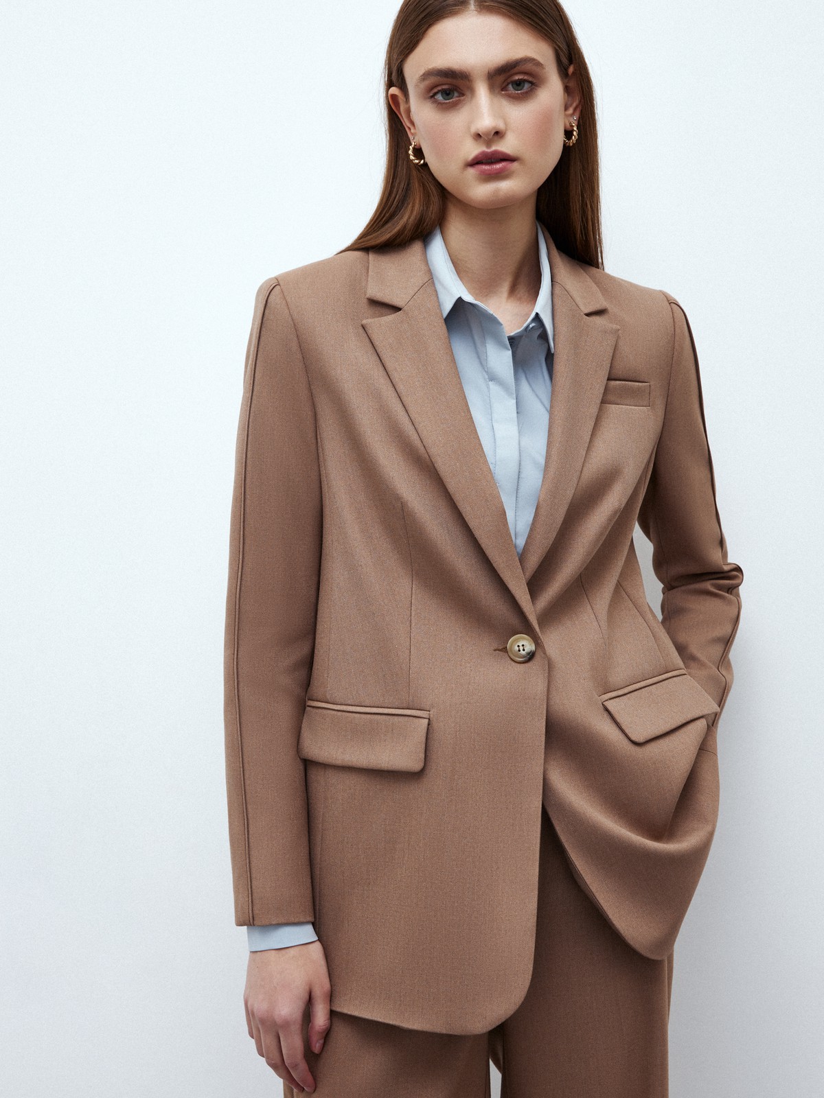 Однобортный жакет с кантиком, цвет: кэмел Allweneed
Однобортный прямой жакет модель, которая будет популярна во все времена. Костюмная ткань с мягким переплетением волокон. Слегка свободная посадка. Застежка на одну пуговицу, декоративный карман и два рабочих кармана с клапанами, чтобы убрать помаду или телефон. Шлица на спинке для комфорта в движении. Состав изделия отличается по цветам. Обратите внимание на наш весенний фаворит модель цвета лаванды. Носите с брюками из новой коллекции.
На модели размер XS