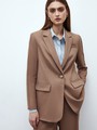 Однобортный жакет с кантиком, цвет: кэмел Allweneed
Однобортный прямой жакет модель, которая будет популярна во все времена. Костюмная ткань с мягким переплетением волокон. Слегка свободная посадка. Застежка на одну пуговицу, декоративный карман и два рабочих кармана с клапанами, чтобы убрать помаду или телефон. Шлица на спинке для комфорта в движении. Состав изделия отличается по цветам. Обратите внимание на наш весенний фаворит модель цвета лаванды. Носите с брюками из новой коллекции.
На модели размер XS