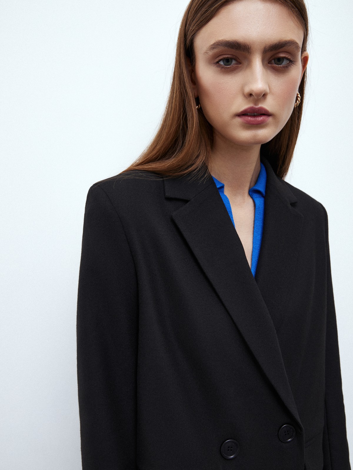 Двубортный жакет с пуговицами в тон. Классическая линия плеч. Два кармана с клапанами, чтобы спрятать телефон или ключи.Разрез сзади обеспечивает свободу движений при носке. Ткань очень приятна на ощупь.Носите с брюками или мини-юбкой из коллекции.

На модели размер XS/S