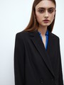 Двубортный жакет с пуговицами в тон. Классическая линия плеч. Два кармана с клапанами, чтобы спрятать телефон или ключи.Разрез сзади обеспечивает свободу движений при носке. Ткань очень приятна на ощупь.Носите с брюками или мини-юбкой из коллекции.

На модели размер XS/S