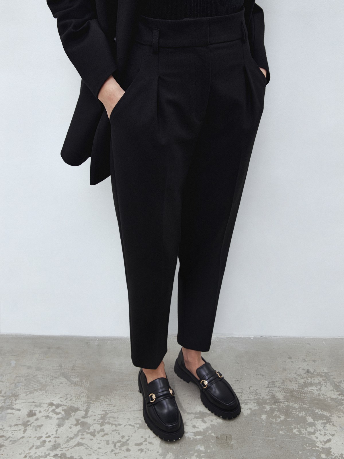 






Брюки-бананы на высокой посадке. Длина 7/8. Два кармана по бокам. Ткань создает ощущение легкости и прохлады даже в теплый день. К брюкам мы советуем подобрать жакет в тон и рубашку из плотной ткани. Пять цветов, наш фаворит яркая фуксия.

На модели размер S