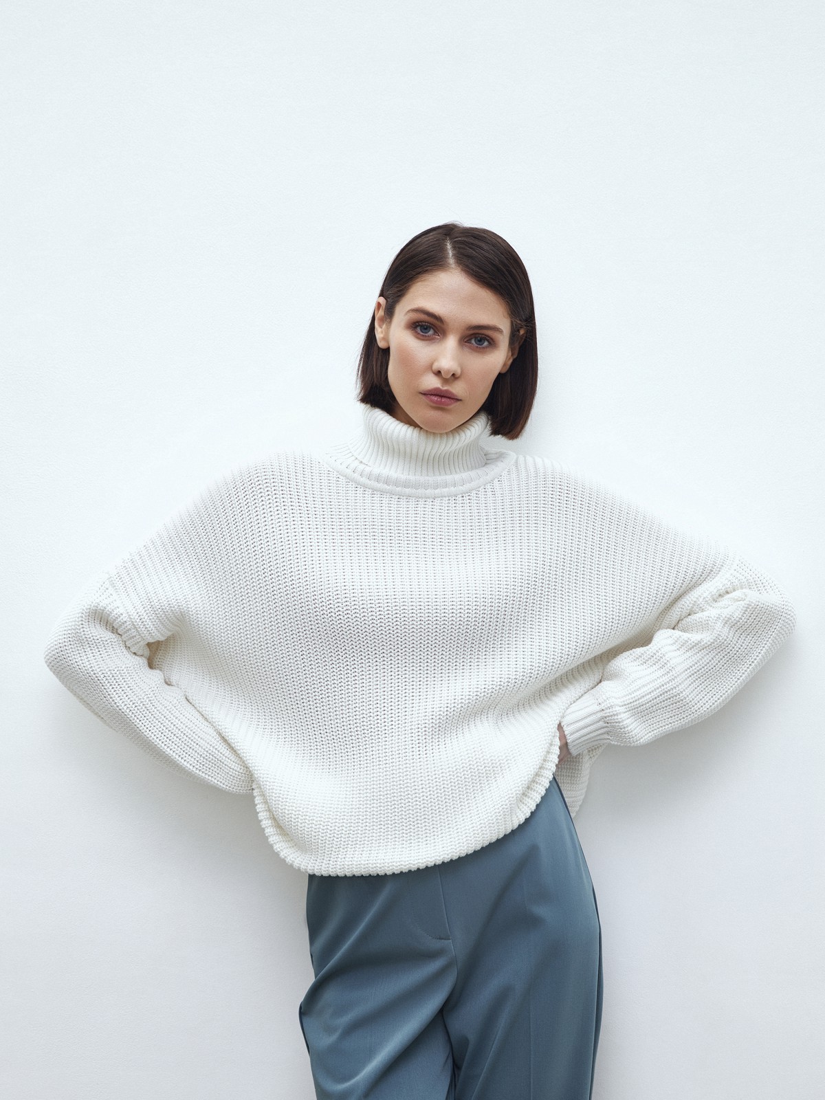 Хлопковый джемпер с высоким горлом, цвет: белый Allweneed Оверсайз джемпер из хлопкового трикотажа оформлен объемными приспущенными рукавами и высокой горловиной-стойкой. Ребристая отделка в рубчик.
На модели размер ONE SIZE