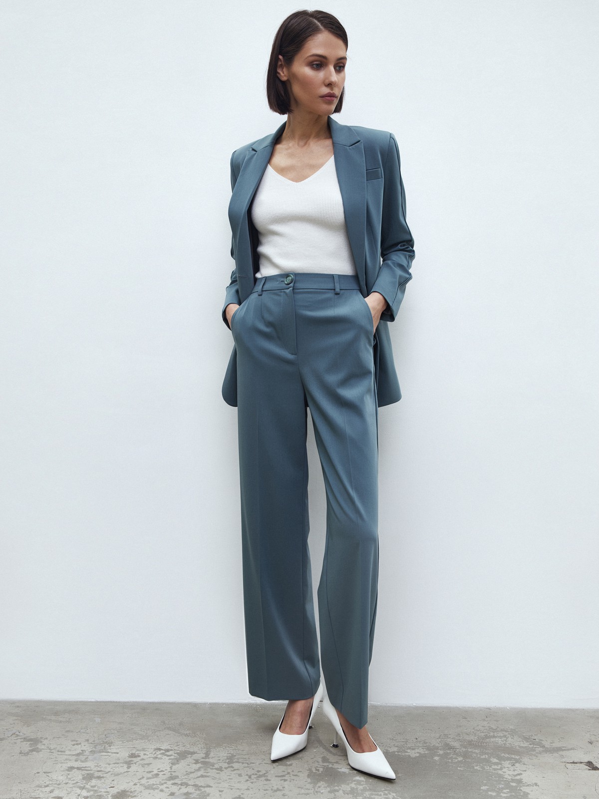 






Широкие брюки из костюмной ткани, полной длины, с кантиком в боковом шве. Посадка на уровне талии для гармоничных пропорций. Два кармана по бокам. Мы сочетаем модель с однобортным жакетом из коллекции или носим с любым верхом: топом, топом-бандо или рубашкой. Наш любимый весенний оттенок лавандовый.

На модели размер XS