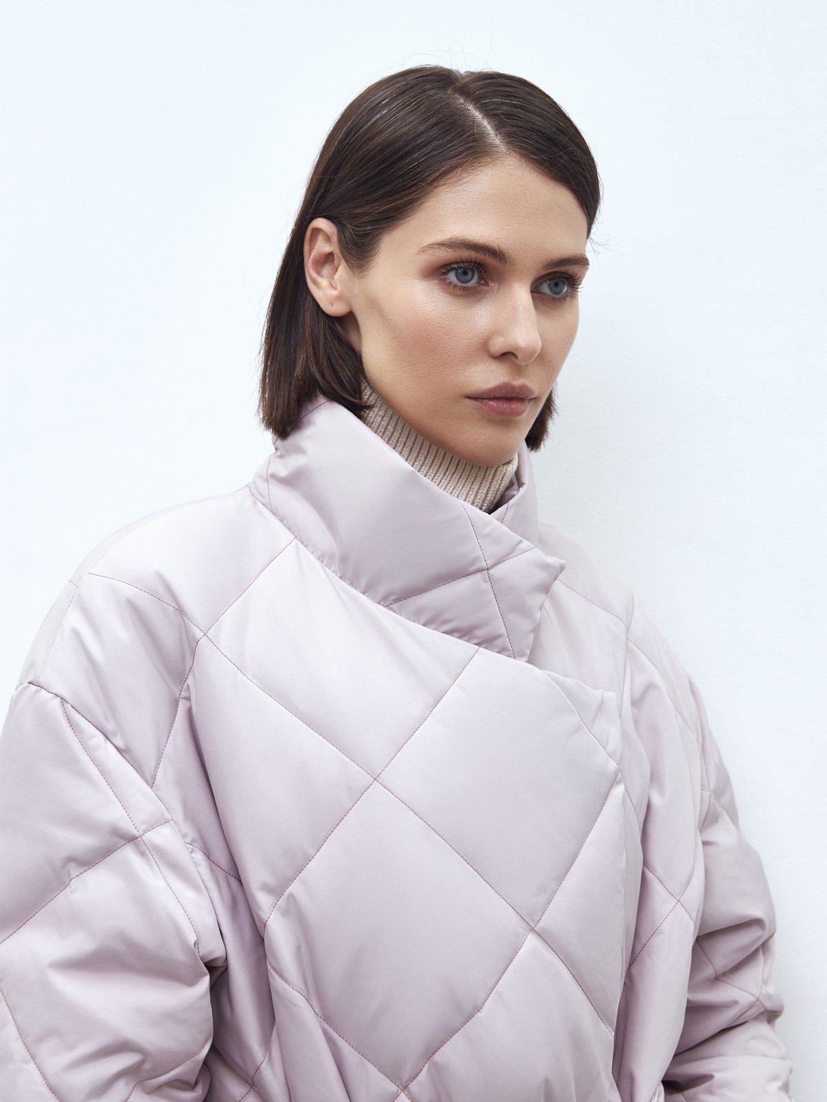 




Пуховик длины миди со стежкой в ромбик. Модель напоминает теплое и уютное одеяло, в котором можно спрятаться от мороза. Стежка является акцентной деталью модели. Пуховик имеет прорезные карманы и мягкий пояс на талии. Держит тепло до - 25. Для прогулки подберите шапку и шарф к пуховику. Изделие имеет водоотталкивающий эффект. В сильный дождь использование зонта обязательно.

