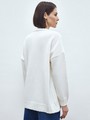 Джемпер oversize, цвет: белый Allweneed
Объемный, теплый, уютный именно такой джемпер хочется видеть в своем гардеробе осенью. Новинка выполнена из смесовой шерсти и оформлена объемной ребристой окантовкой. Oversize крой создаст расслабленный образ, а свободный рукав не сковывает движения. Носите с любимыми джинсами, брюками широкого кроя или юбкой-карандаш. Три оттенка на выбор: молочный, серый и ярко-синий для любой внешности.
На модели размер XS\S