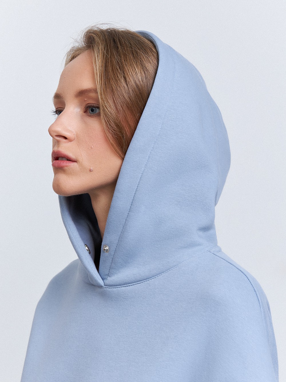 Худи из трикотажа, цвет: серо-голубой Allweneed
Худи из мягкого трикотажа с начесом.Модель свободного кроя и широким рукавом для ощущения комфорта. Капюшон с кнопками защищает от ветра и мелкого дождя. Носите с трикотажными брюками в тон, когда планируете активный день в городе или ленивый день дома.