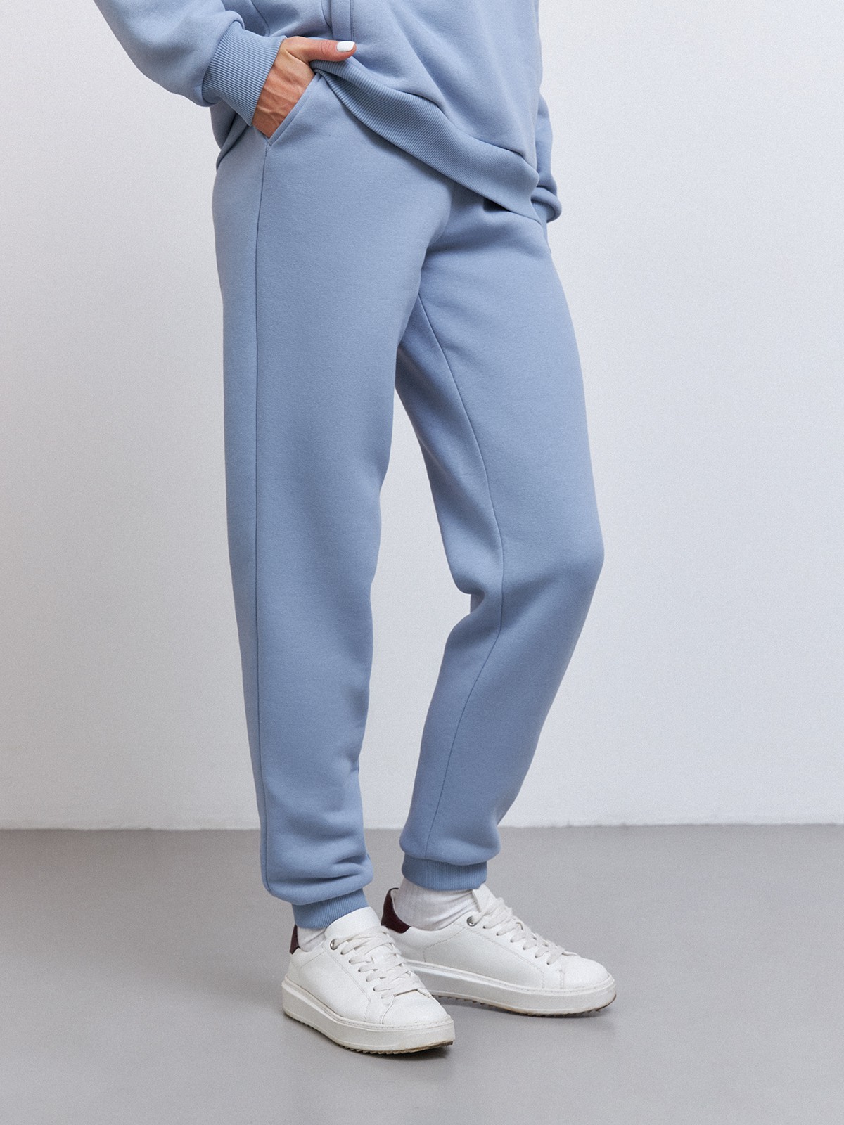 




Брюки слегка зауженного кроя из мягкого трикотажа. Мы использовали теплый и приятный на ощупь футер с начесом. Нам нравится свободная посадка и эластичная талия для свободы в движении. Идеальная пара для худи, чтобы совершить утреннюю пробежку за кофе.