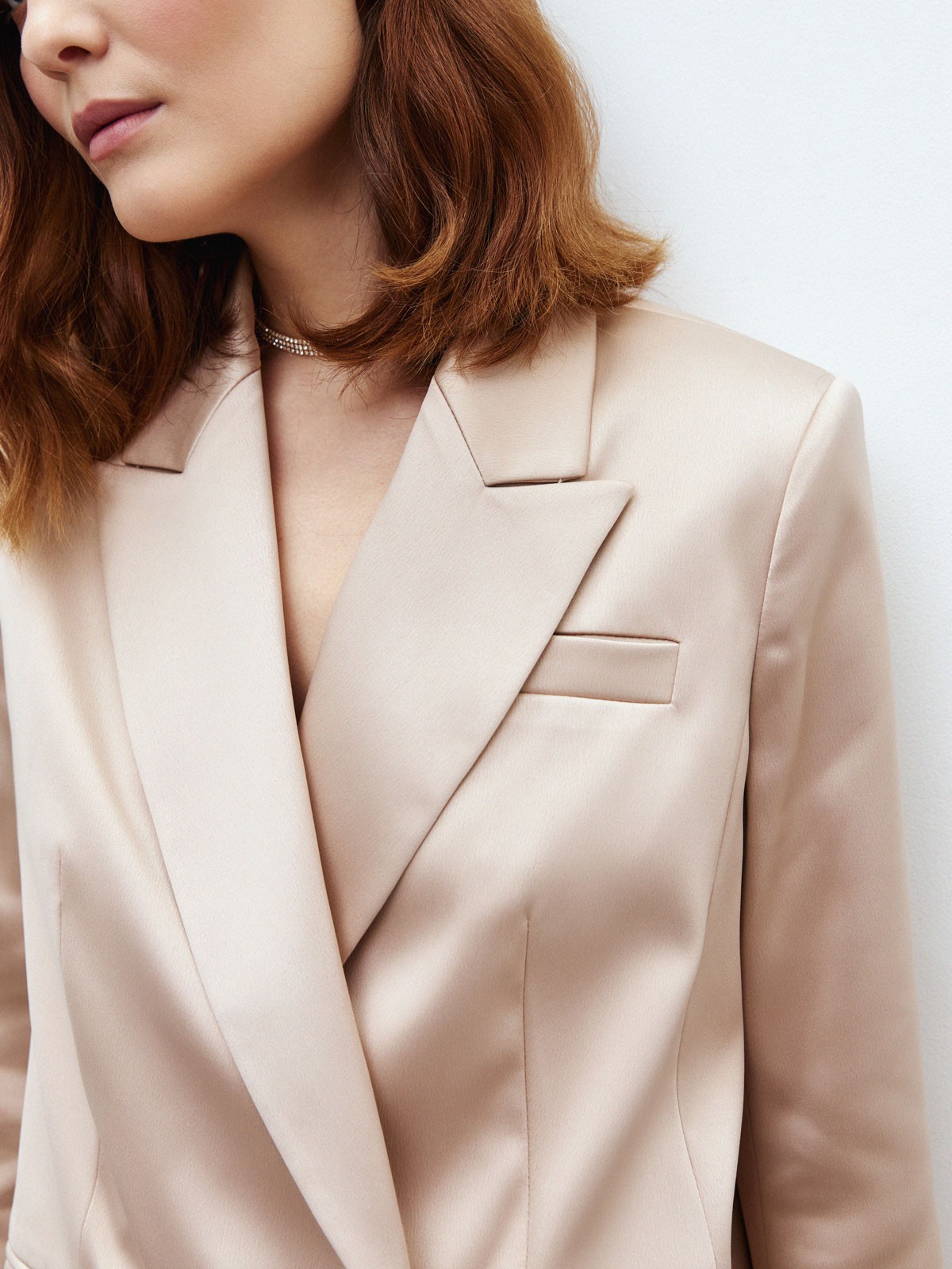 


Жакет из сияющей сатиновой ткани. Двубортный силуэт и разрез сзади для свободы движения. Модель прямого кроя, которая идет любому типу фигуры. Носите с шелковым топом в тон из нашей новогодней коллекции или с любыми контрастными топами и блузами.

На модели размер XS