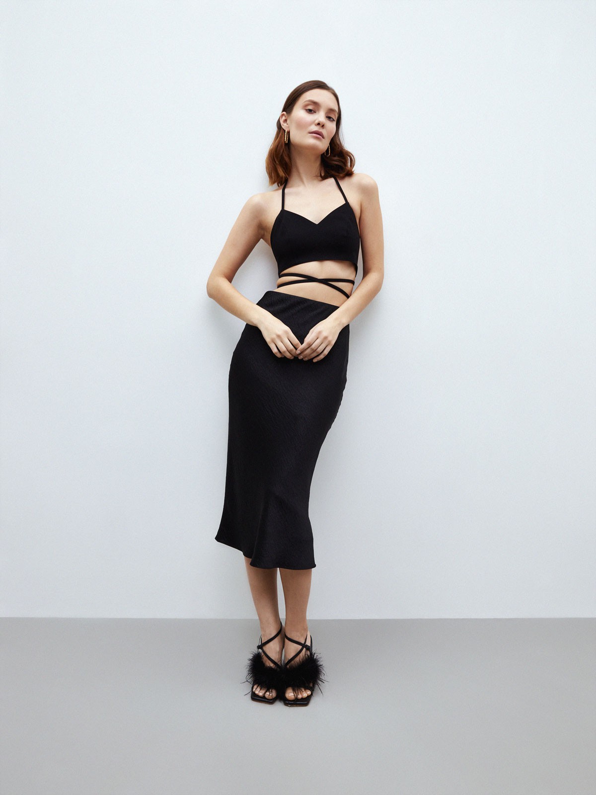 Юбка миди, цвет: Черный Allweneed
Юбка миди из легкой и сияющей ткани. Удобная резинка и крой по косой, благодаря которому модель садится по фигуре и немного расширяется книзу. Комбинируйте с шелковыми топами и блузами или с кашемировым джемпером.
На модели размер XS