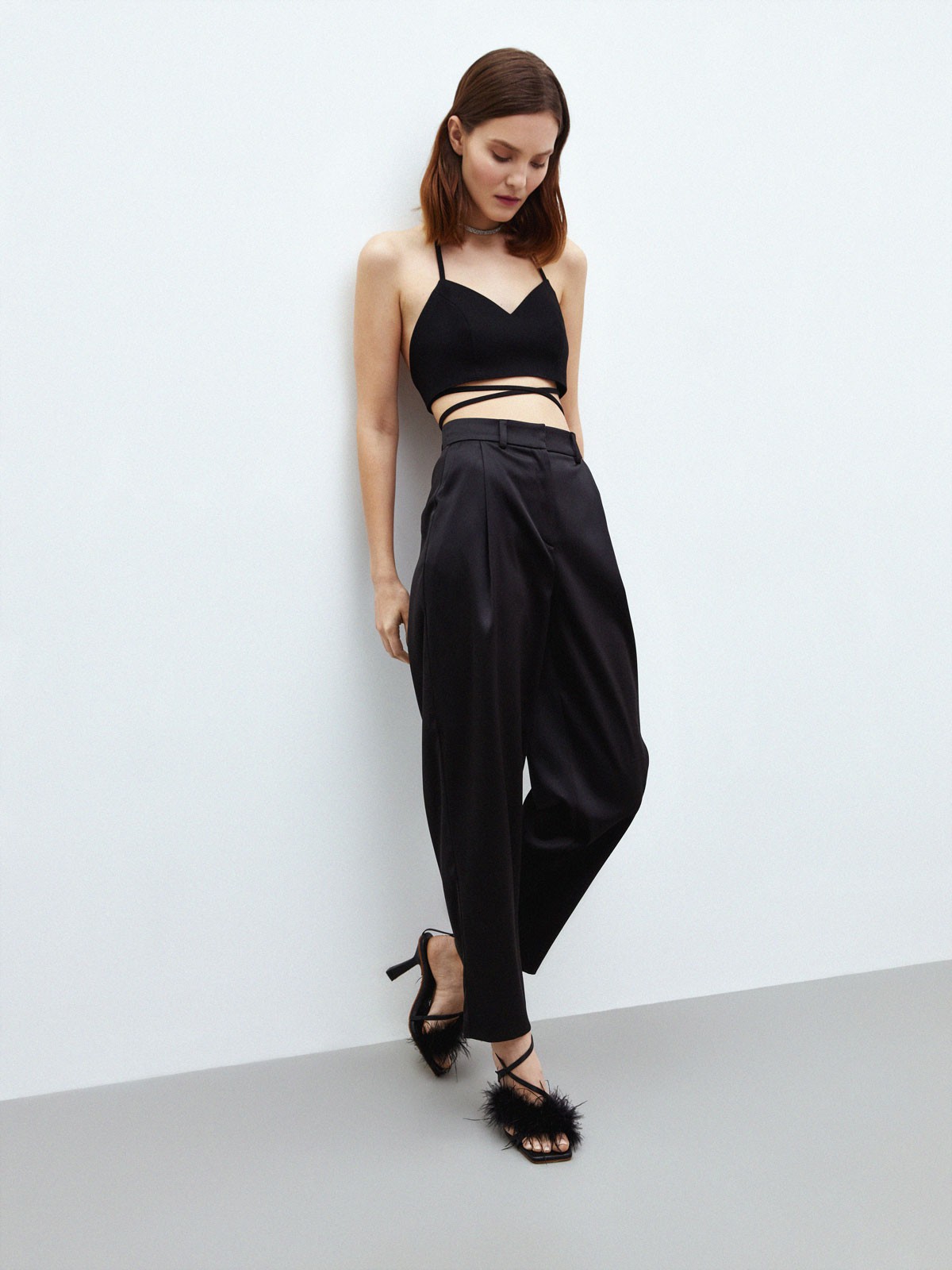 Брюки-бананы из сияющей ткани. Слегка зауженная модель с защипами. Два удобных кармана. Средняя посадка. Рекомендуем сочетать с жакетом из сатина в тон и носить комплектом. Добавьте несколько аккуратных украшений, чтобы не перегрузить вечерний образ. Наш фаворит total look глубокого зеленого оттенка.

На модели размер XS