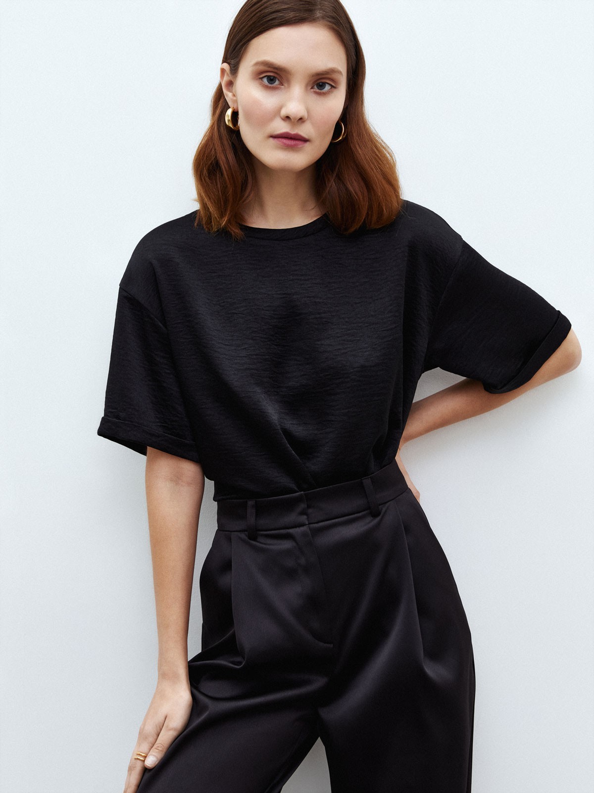 Топ со спущенным рукавом, цвет: Черный Allweneed
Футболка из сияющей ткани. Мягкая и легкая. Особенно красиво переливается под светом праздничных огней. Альтернатива как базовым футболкам, так и блузам на выход. Благодаря свободному крою смотрится хорошо на любой фигуре. Футболка сочетается с жакетом из костюмной ткани и шелковыми юбками. Пять оттенков на ваш выбор. Это первая футболка из натурального шелка в нашей коллекции. Модель черного цвета изготовлена из нежной вискозы.
На модели размер XS