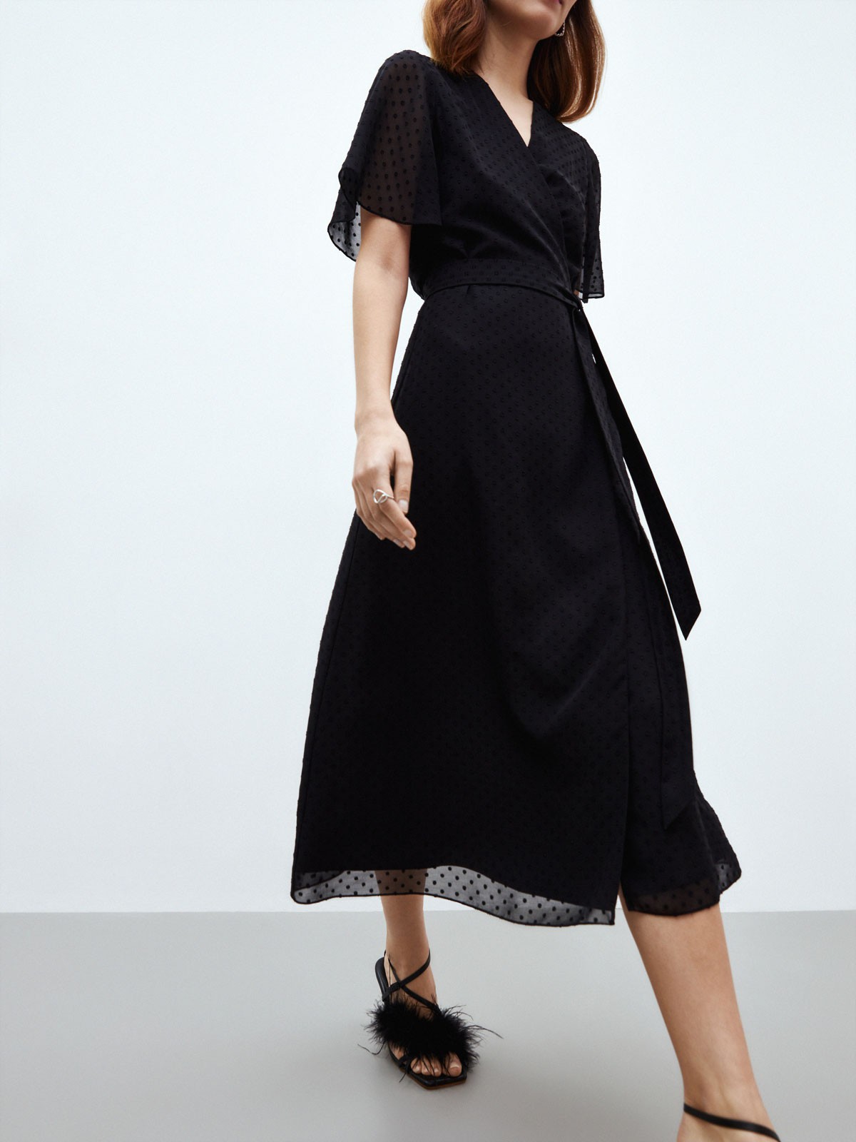 Платье миди с драпировкой на запах, цвет: Черный Allweneed
Платье миди с запахом одна из самых универсальных моделей. Такой фасон подчеркивает достоинства любой фигуры. Фактурная ткань с горошком. Мягкая и нежная вискоза, которая позволяет коже дышать. Длинный пояс в тон. Платье можно обыграть с помощью аксессуаров для создания гармоничного вечернего образа или носить с лаконичными жакетами на работу и прогулки.
На модели размер XS