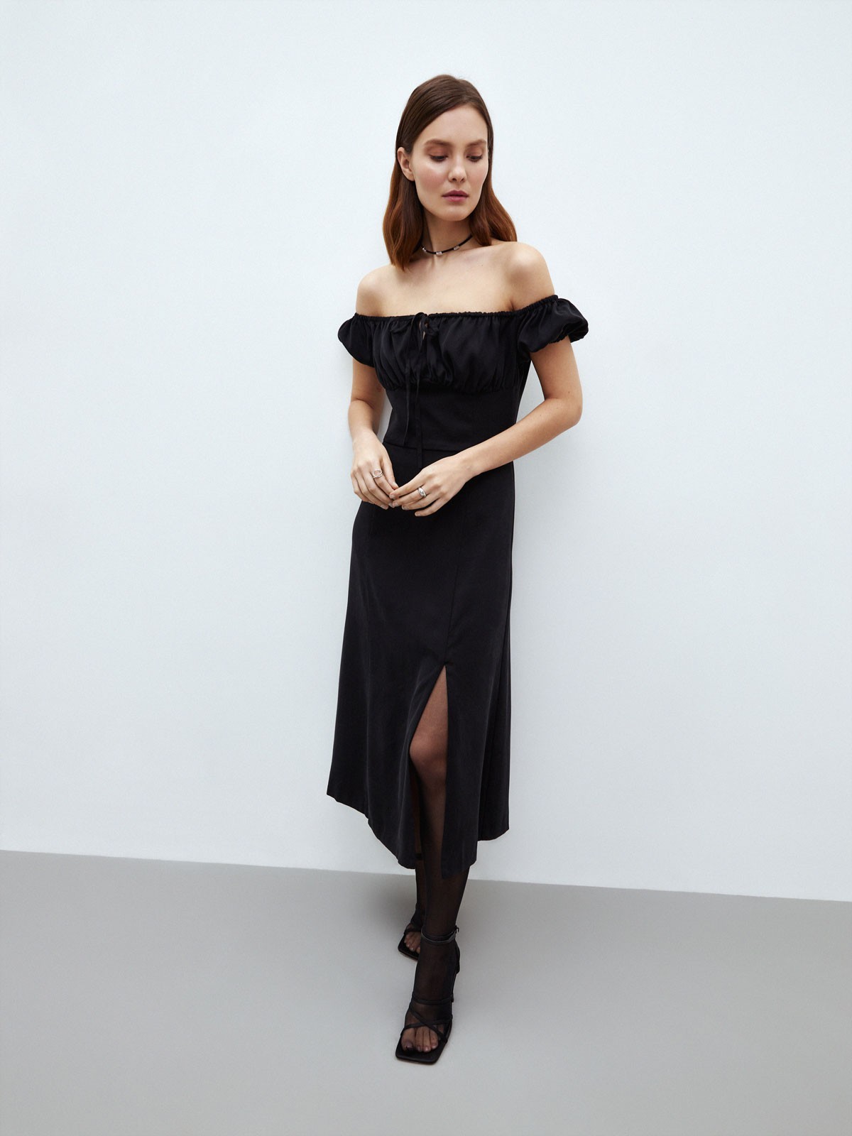 Платье с открытыми плечами, цвет: Черный Allweneed
Платье миди из тенсела. Тенсел материал натурального происхождения, который изготавливают из древесины австралийского эвкалипта. Ткань очень приятна на ощупь и обладает деликатным блеском. Романтичные рукава-фонарики и завязки на груди. Аккуратный разрез спереди, чтобы добавить нотку смелости. Потайная молния на спине. Модель с резинкой в зоне лифа, за счет чего садится хорошо на любую фигуру. Стилизуйте платье для вечернего выхода или на каждый день зимой и летом.
На модели размер XS