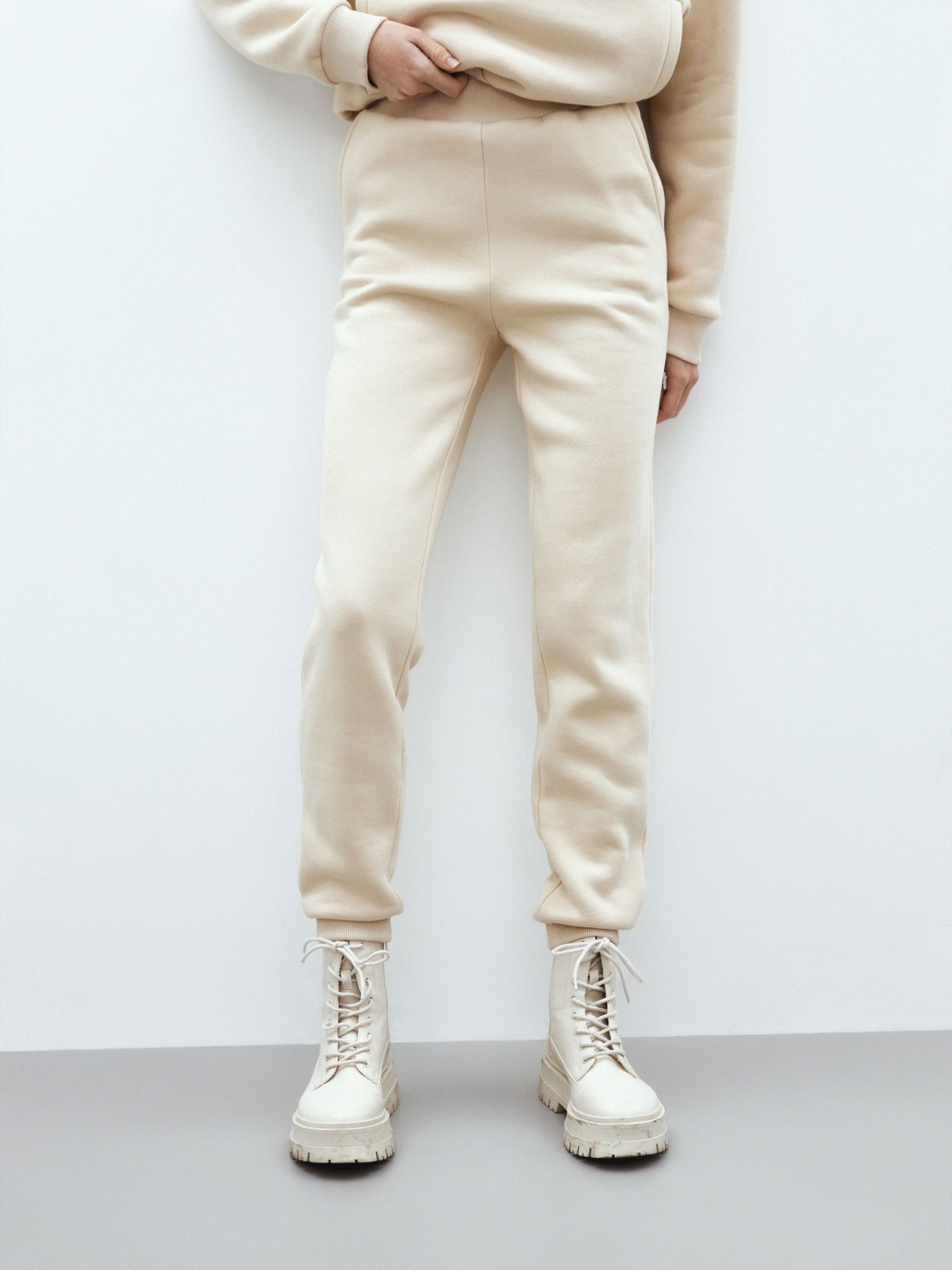 




Брюки слегка зауженного кроя из мягкого трикотажа. Мы использовали теплый и приятный на ощупь футер с начесом. Нам нравится свободная посадка и эластичная талия для свободы в движении. Идеальная пара для худи, чтобы совершить утреннюю пробежку за кофе.