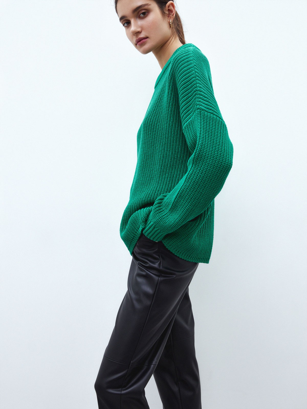 Свитер с круглым вырезом, цвет: зеленый Allweneed Хлопковый свитер крупной вязки с круглым вырезом. В нем удобно и уютно, его обладательница будет выглядеть как никогда женственно и изящно. Нежный хлопок дышит и позволяет поддерживать оптимальный температурный режим.
На модели размер one size