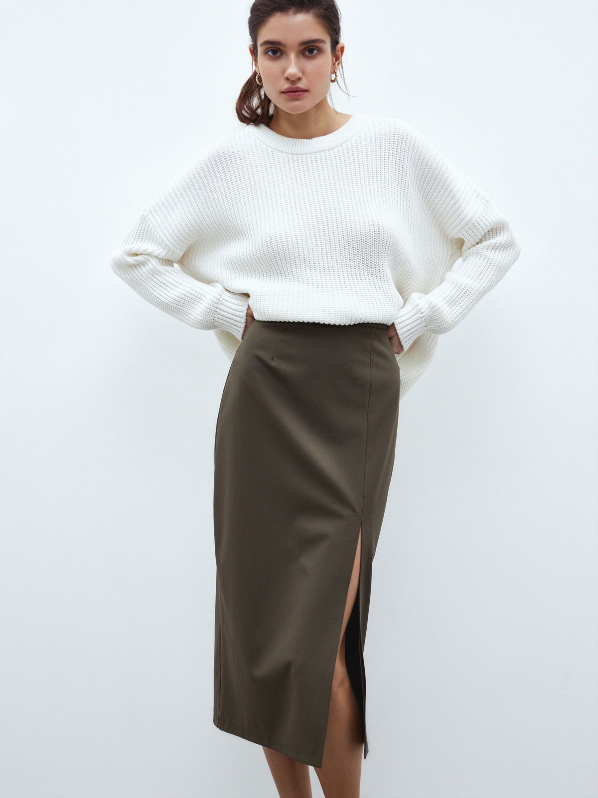 Миди-юбка с разрезом, цвет: хаки Allweneed Юбка-карандаш средней длины. Высокая посадка на талии акцентирует силуэт, а глубокий вырез сбоку придает образу чувственности. Дополните образ контрастной водолазкой или боди, жакетом в тон и туфлями на устойчивом каблуке.
На модели размер XS