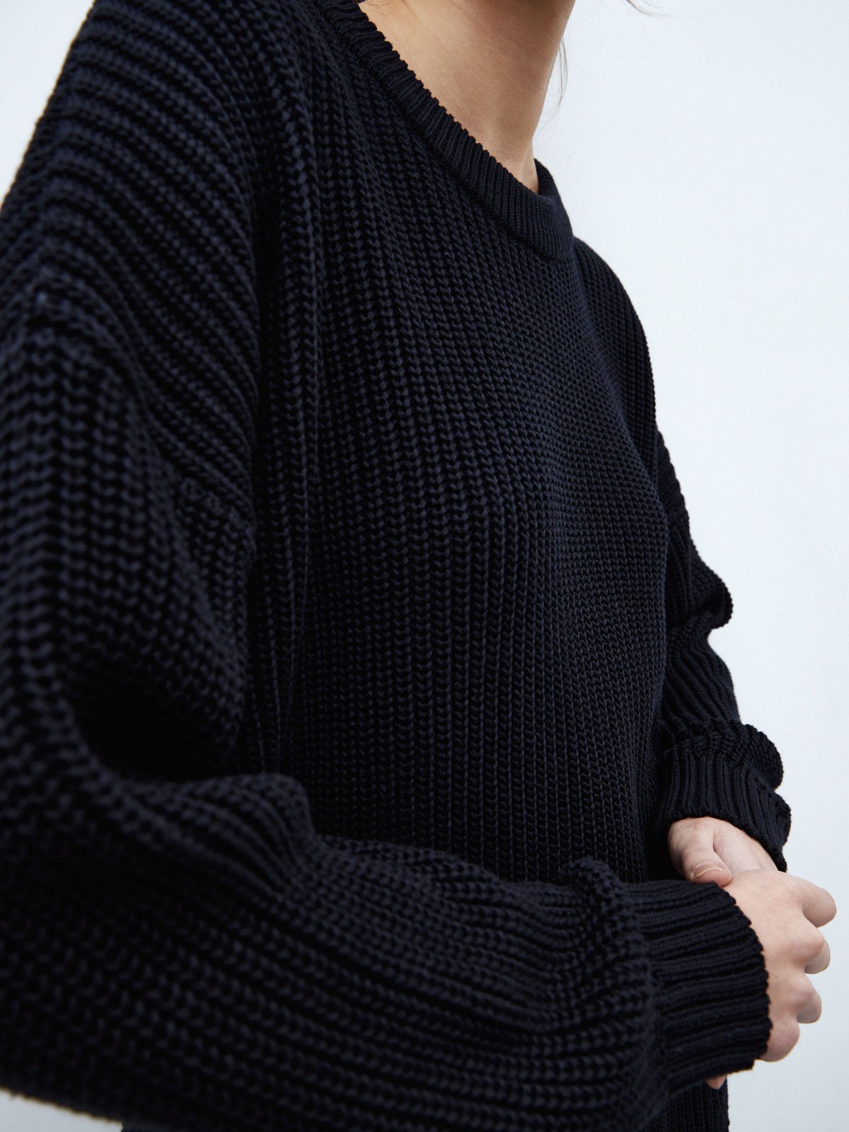 Хлопковый свитер крупной вязки с круглым вырезом. В нем удобно и уютно, его обладательница будет выглядеть как никогда женственно и изящно. Нежный хлопок дышит и позволяет поддерживать оптимальный температурный режим.

На модели размер one size