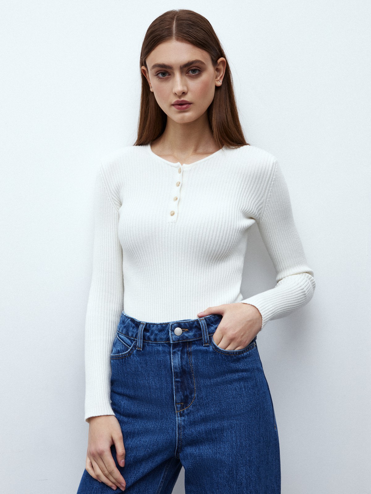 Вязаное боди, цвет: молочный Allweneed
Боди из нежного трикотажа. Модель декорирована пуговицами в зоне декольте. Круглый воротник. Мягкое и легкое боди комфортно садится по фигуре. Рекомендуем носить с джинсами с высокой талией.
На модели размер XS