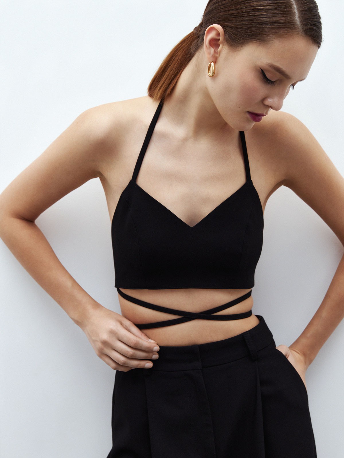 


Кроп-топ с завязками из вискозы. Экспериментируйте и завязывыйте топ по настроению. Модель с подкладочной тканью, чтобы надеть без белья и подчеркнуть красоту открытой спины. Носите в комплекте с костюмами в тон или сочетайте с другими элементами гардероба.

На модели размер XS