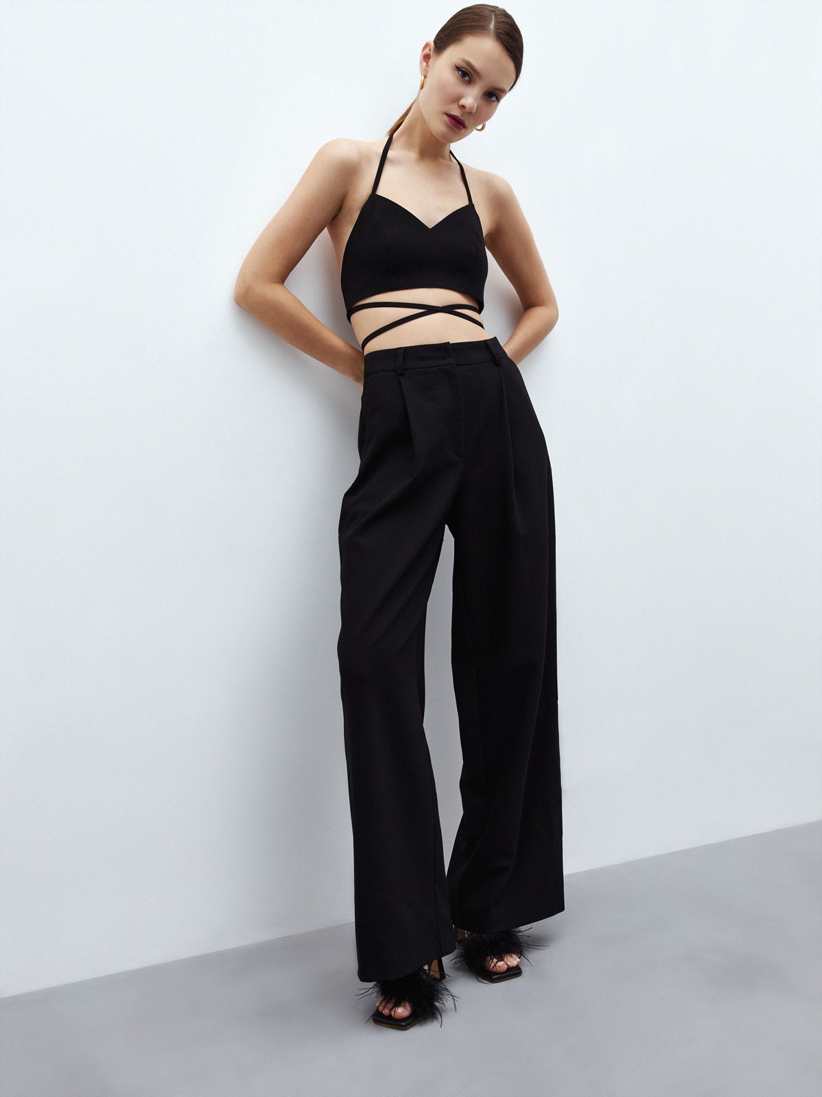 Брюки палаццо, цвет: Черный Allweneed
Брюки палаццо из костюмной ткани. Модель широкого кроя с высокой посадкой. Два кармана по бокам. Скрытая застежка спереди. Сочетайте с приталенным жакетом в тон и кроп-топом.
На модели размер XS