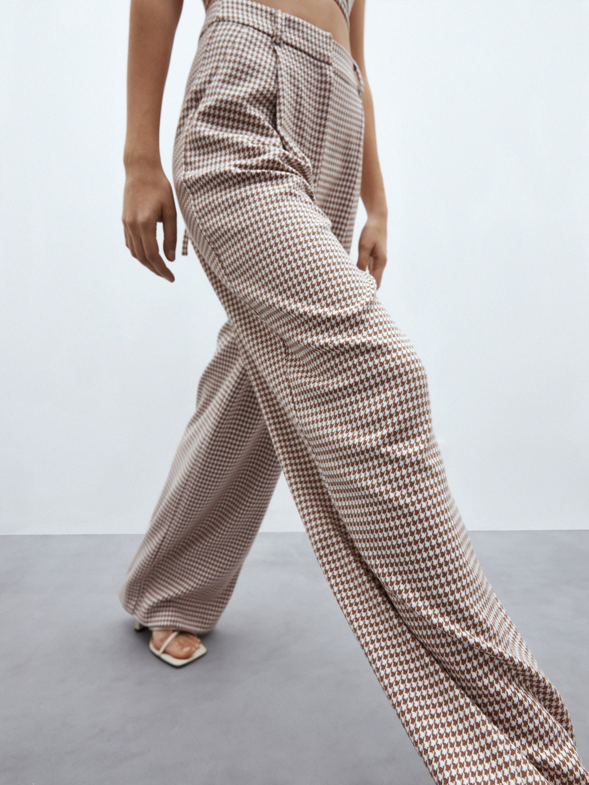 


Брюки палаццо из костюмной ткани. Модель широкого кроя с высокой посадкой. Два кармана по бокам. Скрытая застежка спереди. Сочетайте с приталенным жакетом в тон и кроп-топом.

На модели размер XS