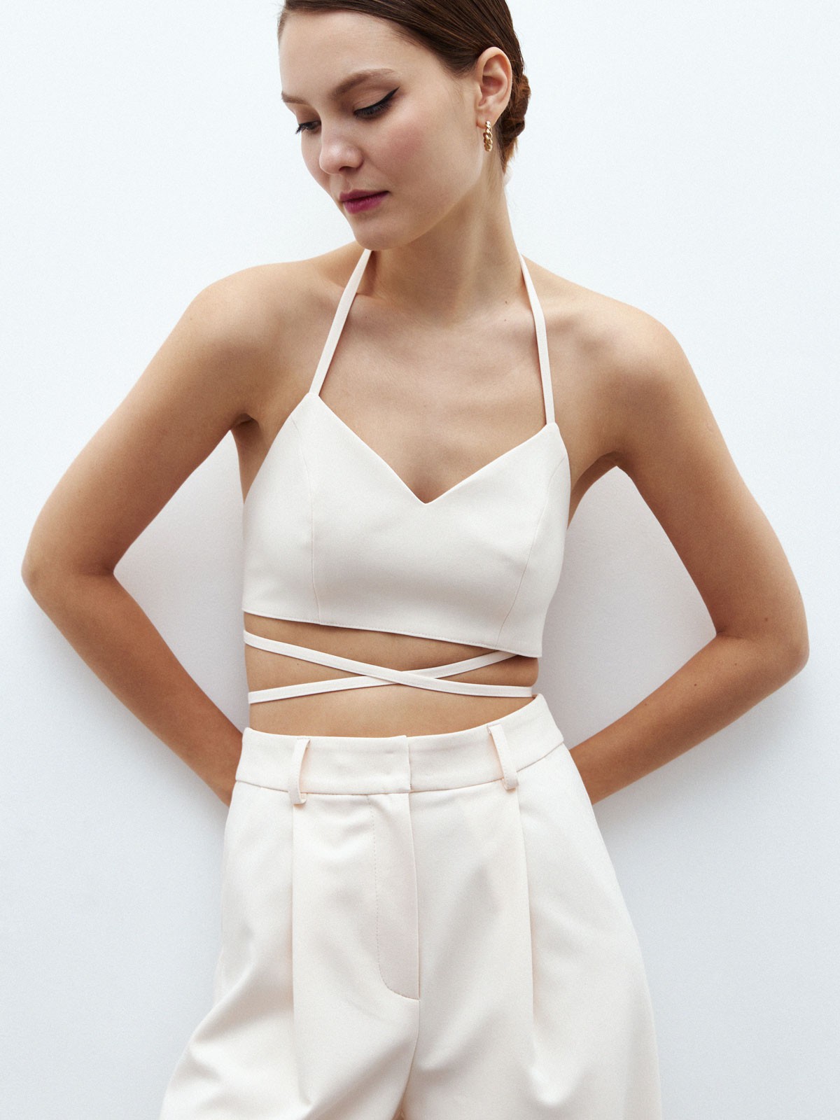 Кроп-топ, цвет: персиковый Allweneed
Кроп-топ с завязками из вискозы. Экспериментируйте и завязывыйте топ по настроению. Модель с подкладочной тканью, чтобы надеть без белья и подчеркнуть красоту открытой спины. Носите в комплекте с костюмами в тон или сочетайте с другими элементами гардероба.
На модели размер XS