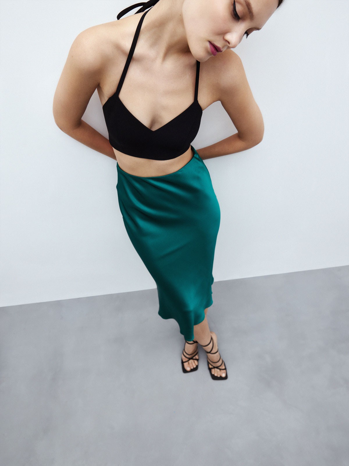 


Юбка миди из легкой и сияющей ткани. Удобная резинка и крой по косой, благодаря которому модель садится по фигуре и немного расширяется книзу. Комбинируйте с шелковыми топами и блузами или с кашемировым джемпером.

На модели размер XS