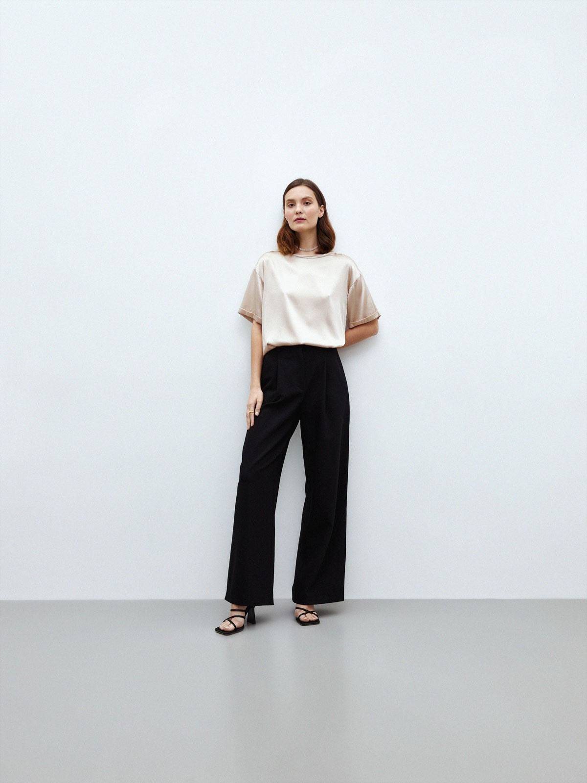 


Футболка из сияющей ткани. Мягкая и легкая. Особенно красиво переливается под светом праздничных огней. Альтернатива как базовым футболкам, так и блузам на выход. Благодаря свободному крою смотрится хорошо на любой фигуре. Футболка сочетается с жакетом из костюмной ткани и шелковыми юбками. Пять оттенков на ваш выбор. Это первая футболка из натурального шелка в нашей коллекции. Модель черного цвета изготовлена из нежной вискозы.

На модели размер XS