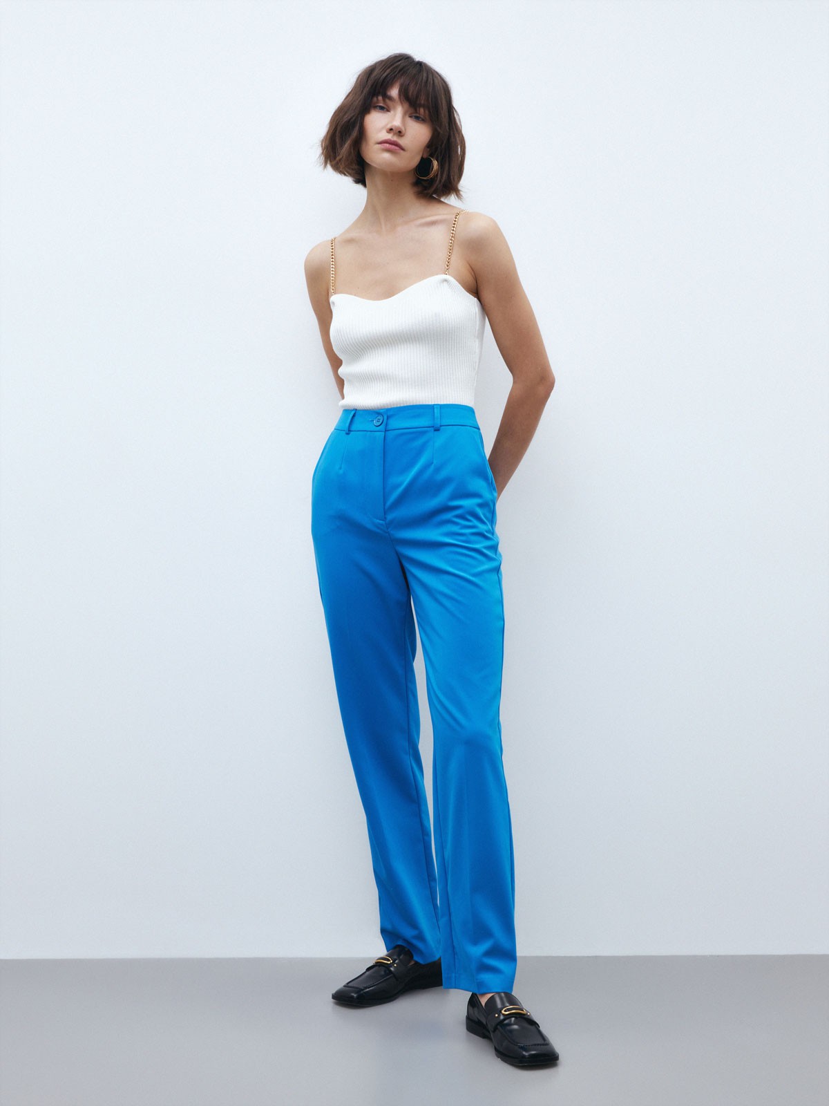 Классические брюки слегка заужены и визуально корректируют пропорции благодаря акценту на талии, вертикальным складкам и плавной линии бедер. Носите в сочетании с контрастным или однотонным топом и жакетом в тон.

На модели размер XS