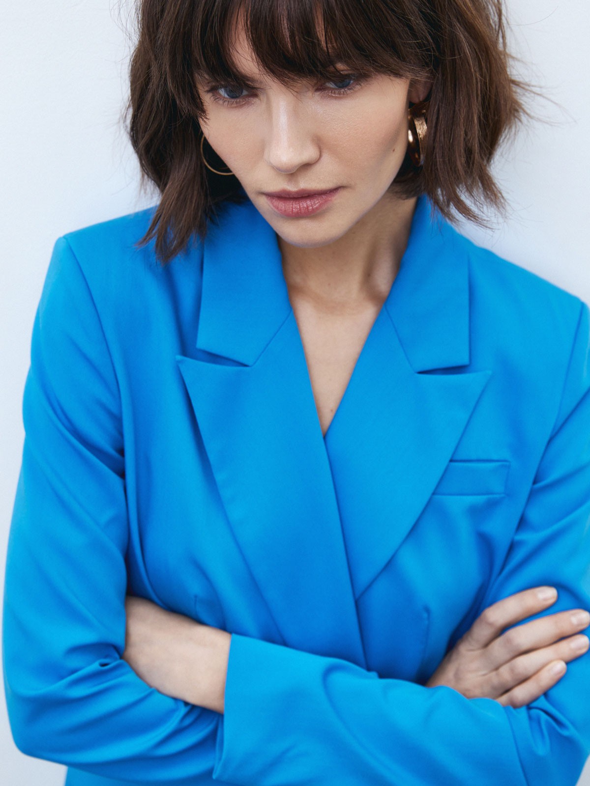 Двубортный жакет, цвет: синий Allweneed Костюмный жакет прямого кроя - классика с заостренными лацканами и карманами на клапанах. Модель выполнена из костюмной ткани, подкладочная тканьизготовлена на основе вискозы. Пиджак дополнит образы в casual-стиле с юбками миди, платьями или брюками. Для более расслабленных образов можно подобрать джинсы и платья-комбинации.
На модели размер XS