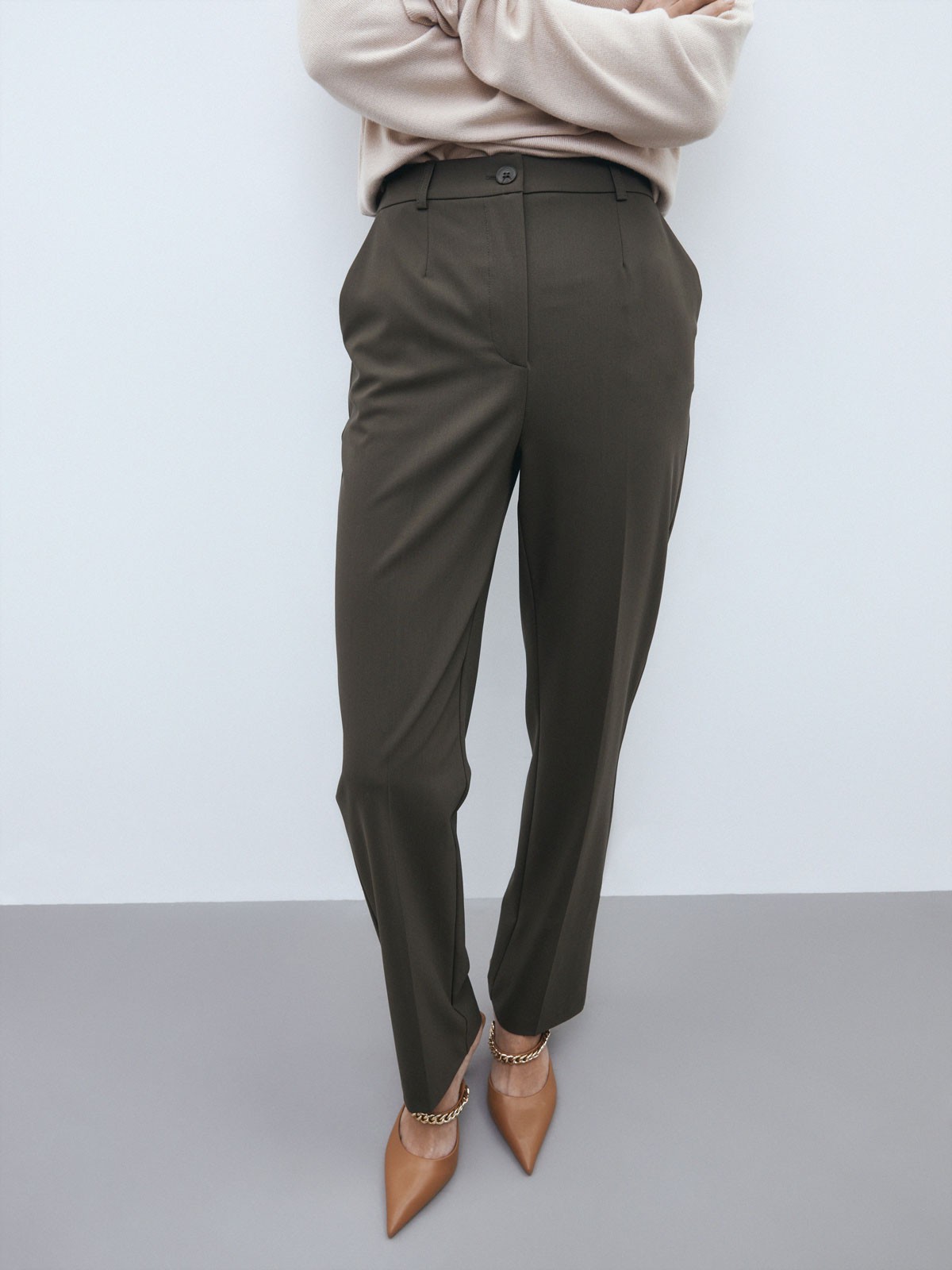 Прямые брюки, цвет: хаки Allweneed Классические брюки слегка заужены и визуально корректируют пропорции благодаря акценту на талии, вертикальным складкам и плавной линии бедер. Носите в сочетании с контрастным или однотонным топом и жакетом в тон.
На модели размер XS