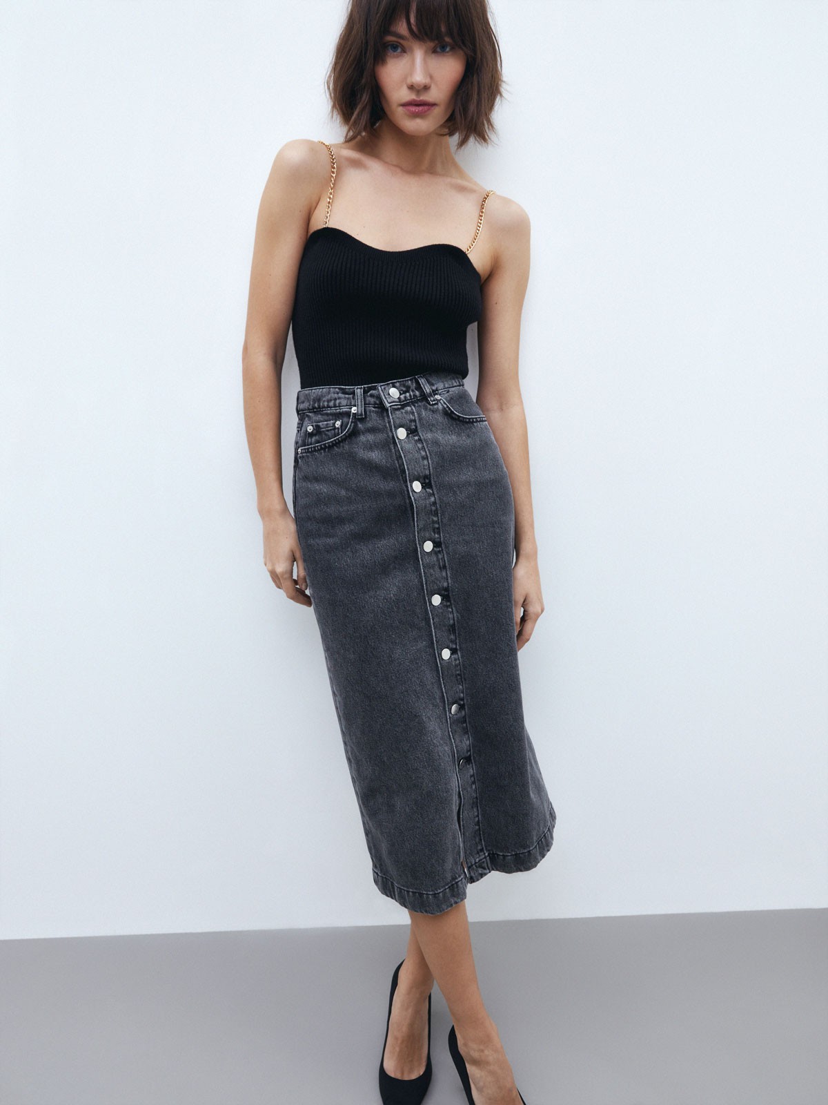Джинсовая юбка миди, цвет: серый Allweneed
Юбка миди из денима с высокой посадкой. Прямой силуэт и застежка с пуговицами, чтобы играть с длиной. Пять карманов. Носите эту модель в разное время года: зимой с боди и водолазками, а летом с футболкой и топом.
На модели размер XS