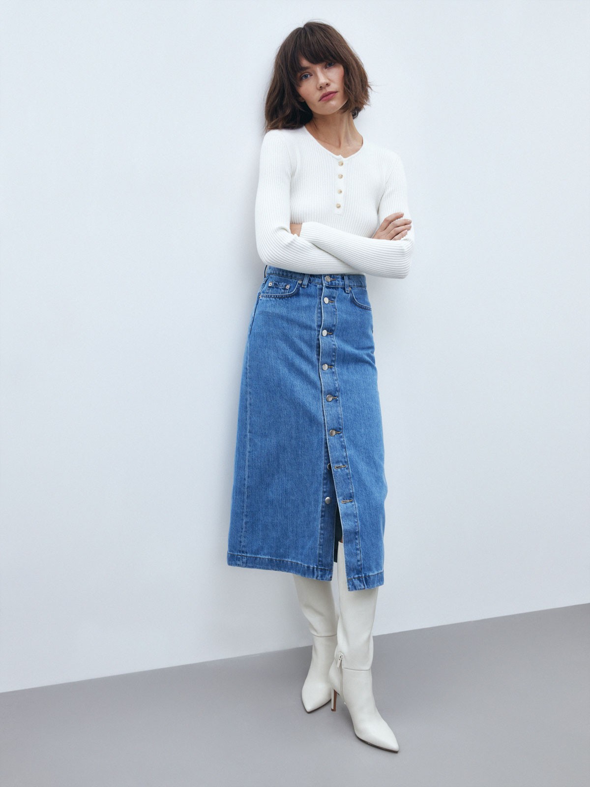 


Юбка миди из денима с высокой посадкой. Прямой силуэт и застежка с пуговицами, чтобы играть с длиной. Пять карманов. Носите эту модель в разное время года: зимой с боди и водолазками, а летом с футболкой и топом.

На модели размер XS