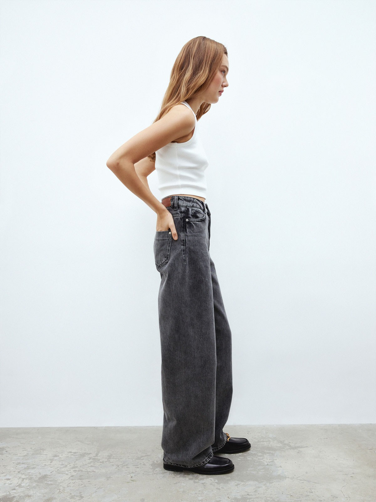 Джинсы широкие с высокой посадкой, цвет: серый Allweneed
Джинсы широкого кроя одна из самых актуальных моделей сезона. Такой фасон делает ноги бесконечно длинными и создает расслабленный образ. Высокая посадка балансирует силуэт и подчеркивает талию. Глубокий и насыщенный оттенок превосходно демонстрирует красоту фактуры денима. Идеальный компаньон объемным джемперам или, наоборот, тонким водолазкам и боди, заправленным внутрь.
На модели размер XS