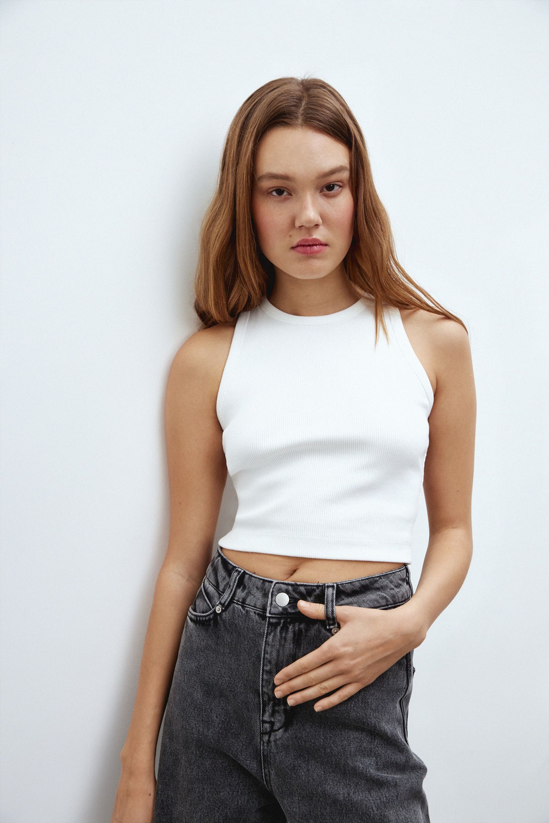 Укороченная майка из кашкорсе, цвет: молочный Allweneed
Топ до линии талии с английской проймой. Хлопок позволяет вашей коже дышать, поэтому вы можете носить эту модель даже жарким летом. Три актуальных базовых оттенка на каждый день. Носите с джинсами и юбками с высокой талией.
На модели размер XS