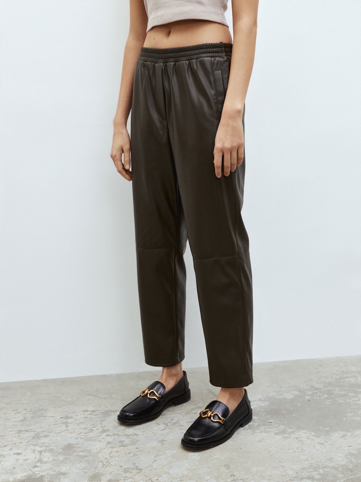 Брюки из экокожи на резинке, цвет: хаки Allweneed
Широкие брюки из экокожи. Посадка на резинке, благодаря чему вы можете регулировать линию талии по желанию. Шов в районе колена для объема. Два кармана, куда можно положить телефон и ключи. Мы предлагаем сочетать брюки с рубашкой из экокожи или создать контраст фактур.
На модели размер XS