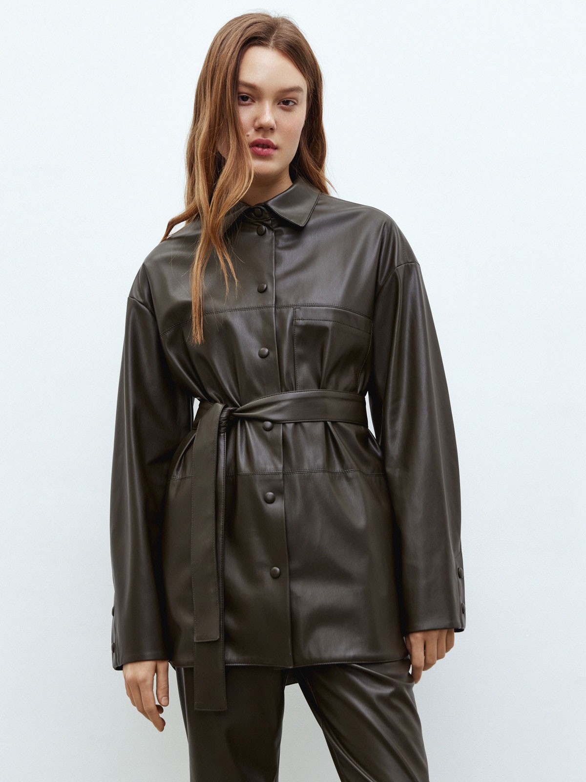 Объемный жакет из экокожи, цвет: хаки Allweneed
Удлиненная рубашка-жакет из экокожи на ворсовой основе. Удобная застежка на кнопки, обтянутые экокожей. Модель с ремнем, который по желанию можно снять. Изделие с подкладочной тканьюдля приятных тактильных ощущений. Фигурный, полукруглый низ превращает рубашку-жакет в актуальную базу. Мы рады, что у нас получилась модель на каждый день, которая легко комбинируется с изделиями из коллекции. Можно носить самостоятельно или как верхнюю одежду.
На модели размер XS/S