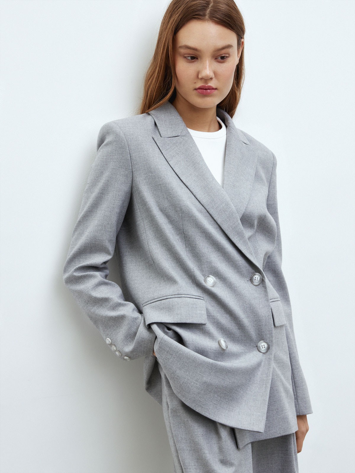 


Двубортный жакет кроя oversize. Это один из самых любимых фасонов у наших клиентов. Два кармана с клапанами и разрез на спине для комфорта.В модели синего цвета ткань немного плотнее, чем в сером. Сочетайте с брюками из новой коллекции и носите комплектом. Если вам больше нравятся принты, мы советуем присмотреться к расцветкам гусиная лапка.

На модели размер XS/S