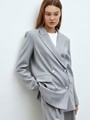 


Двубортный жакет кроя oversize. Это один из самых любимых фасонов у наших клиентов. Два кармана с клапанами и разрез на спине для комфорта.В модели синего цвета ткань немного плотнее, чем в сером. Сочетайте с брюками из новой коллекции и носите комплектом. Если вам больше нравятся принты, мы советуем присмотреться к расцветкам гусиная лапка.

На модели размер XS/S