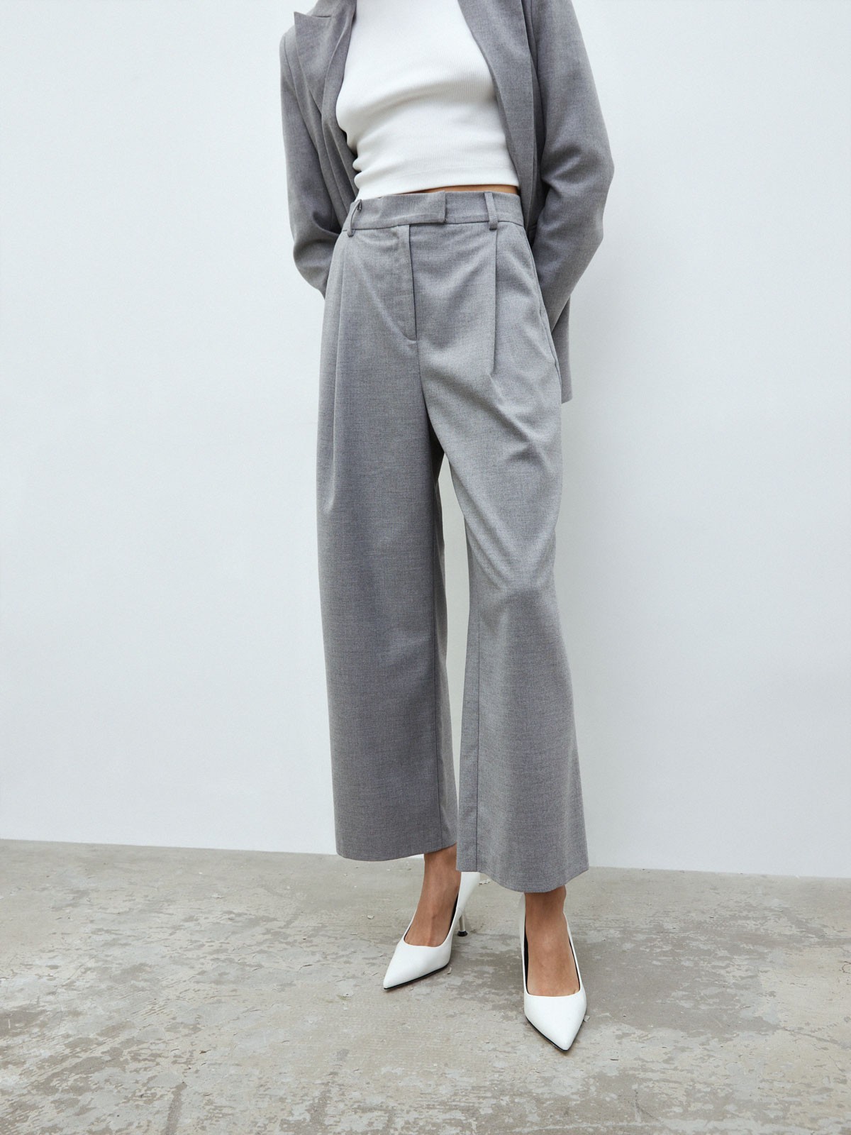 Брюки широкие, укороченные, цвет: серый Allweneed
Удлиненные кюлоты на складке. Два кармана по бокам. Посадка на талии, благодаря которой формируется женственный силуэт. Носите вместе с жакетом из новой коллекции в тон. Советуем сочетать с лодочками или подбирать обувь в цветовой гамме брюк.
На модели размер XS