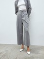 Брюки широкие, укороченные, цвет: серый Allweneed
Удлиненные кюлоты на складке. Два кармана по бокам. Посадка на талии, благодаря которой формируется женственный силуэт. Носите вместе с жакетом из новой коллекции в тон. Советуем сочетать с лодочками или подбирать обувь в цветовой гамме брюк.
На модели размер XS