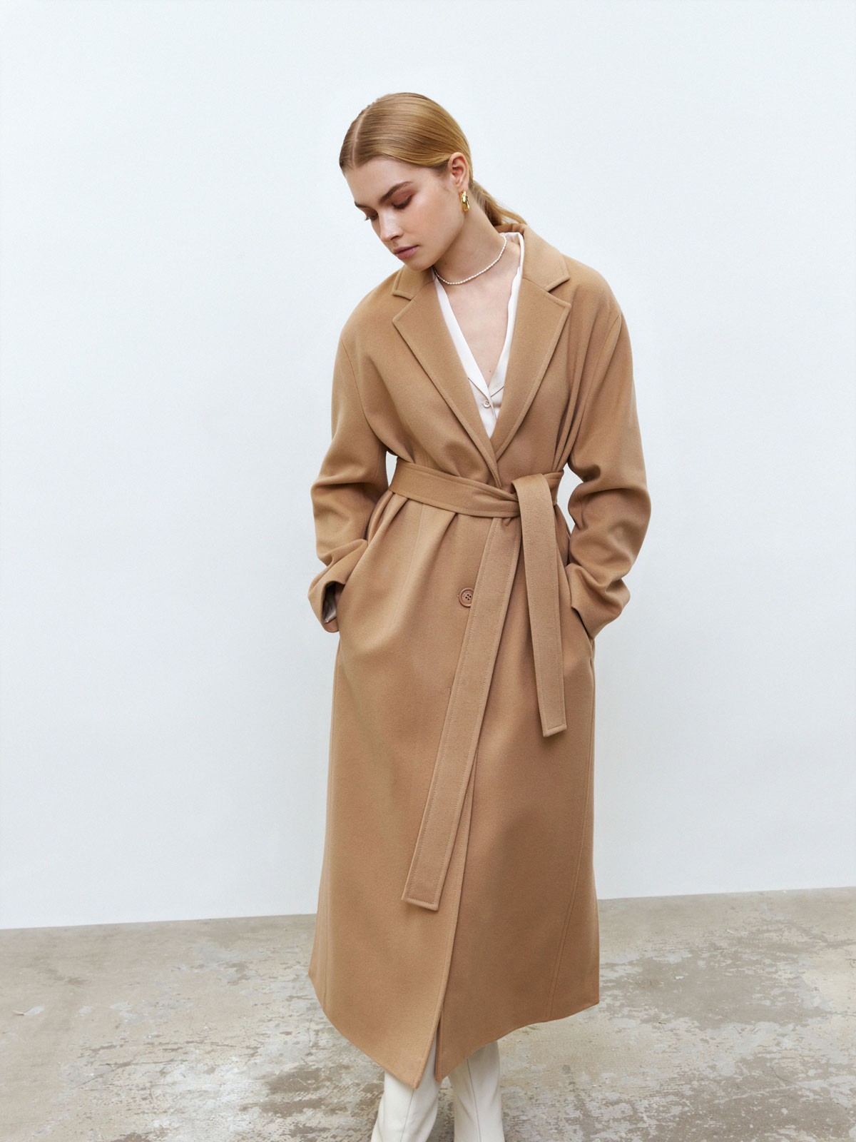 


Классическое однобортное пальто на трех пуговицах. Если не знаете, что надеть сегодня, надевайте это пальто и не прогадаете. Мы создали модель премиального качества из шерсти и кашемира, чтобы вы могли каждый день выглядеть утонченно и дорого. Носите его с поясом для женственных образов или без, когда захотите эффекта oversize. Два базовых цвета на ваш выбор: бежевый и черный.

Температурный режим до +5 C.

На модели размер XS/S