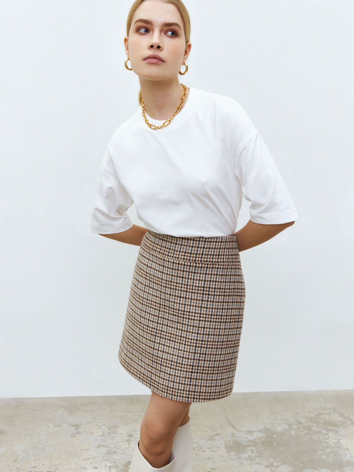 


Мини-юбка из плотной костюмной ткани. Потайная молния сзади. Модель слегка облегает бедра. Нам нравится, как вытягивается силуэт, если надеть юбку вместе с жакетом в тон. Носите модель также с водолазками, джемперами и лонгсливами.

На модели размер XS